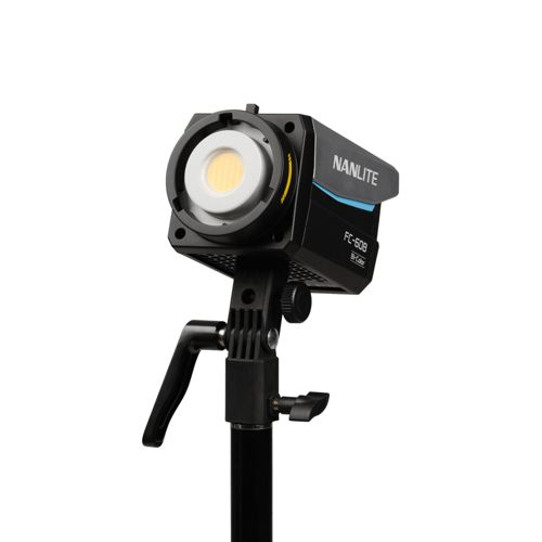 Zwarte Nanlite FC-500 LED-spot met gele accenten op een statief.