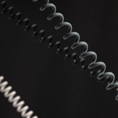 Cavi a spirale grigi e neri su sfondo nero.