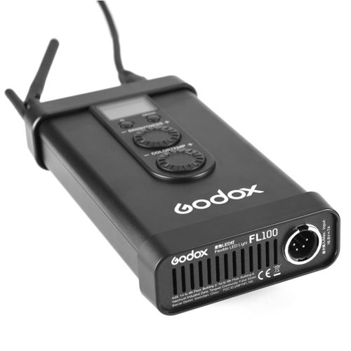 Schwarzes Godox FL100 LED-Licht mit Knöpfen und Anschluss.