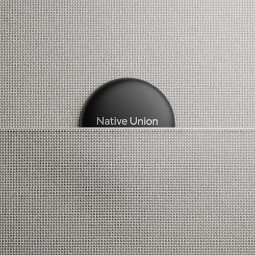 Ein schwarzer Halbkreis mit dem Text "Native Union" auf einem grauen Stoffhintergrund.