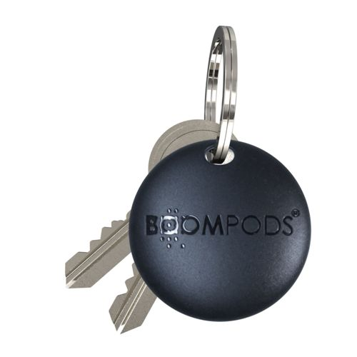 Due chiavi argentate attaccate a un portachiavi rotondo nero con logo BOOMPODS.