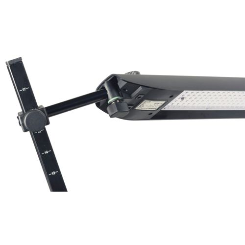 Schwarzer Lampenarm mit Skala und LED-Leuchte auf weißem Grund.