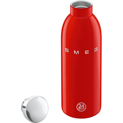 Yanında gümüş kapaklı kırmızı Smeg şişesi. Şişenin üzerinde logo.