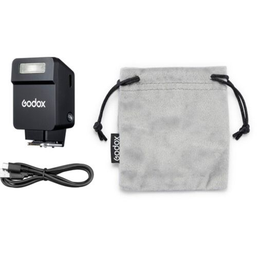 Un flash Godox noir, un câble USB-C et une pochette grise à cordon.