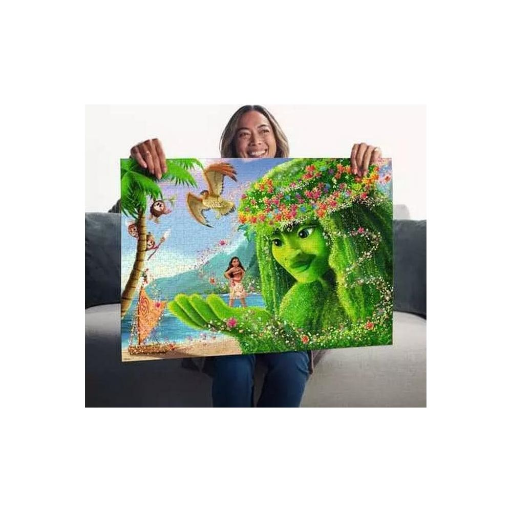 Una donna tiene un puzzle raffigurante Moana e la dea del mare Te Fiti.