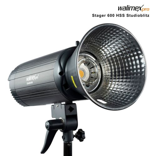 Studioblitz mit Aluminiumreflektor und LED-Leuchte, montiert auf einem Stativadapter.