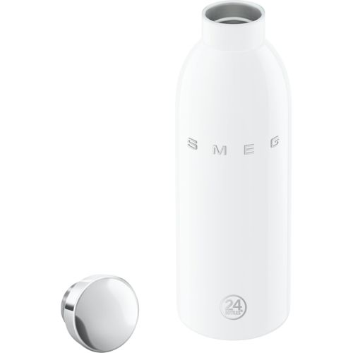 Eine weiße Smeg-Flasche mit glänzendem Deckel daneben, auf weißem Hintergrund.