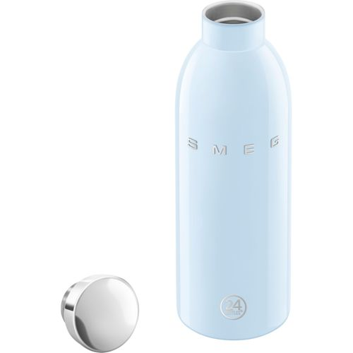 Hellblaue Smeg-Wasserflasche mit silbernem Deckel daneben. Logo sichtbar.