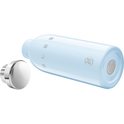 Eine hellblaue Wasserflasche mit silbernem Deckel, die auf der Seite liegt.