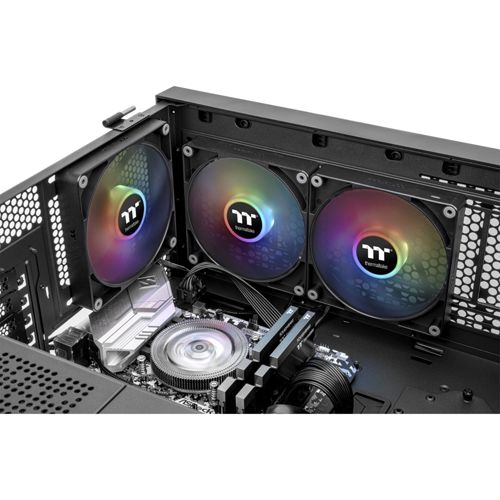 Drei RGB-PC-Lüfter beleuchten ein PC-Gehäuse mit sichtbaren internen Komponenten.