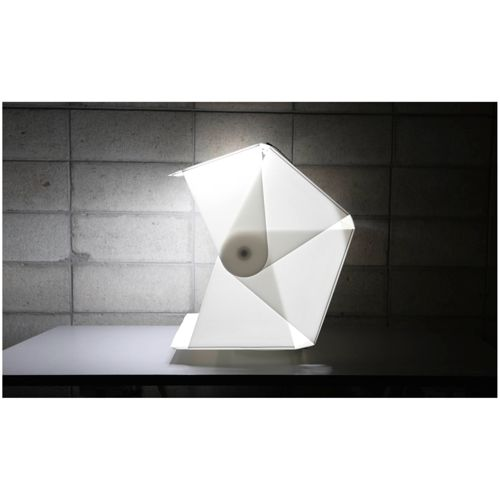 Ein weißer Designer-Lampenschirm aus Papier mit geometrischen Falten.