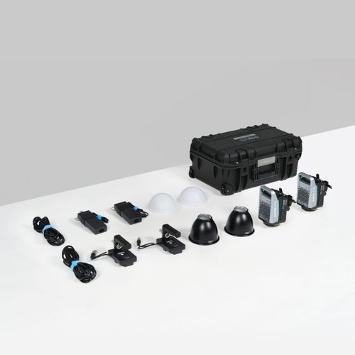 Ein schwarzer Koffer mit fotografischer Ausrüstung, darunter Lichter, Reflektoren und Kabel.