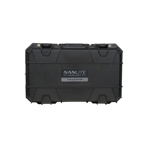 Ein geschlossener schwarzer Nanlite FC-1200 2KIT-PT Koffer mit Riegeln und Etikett.