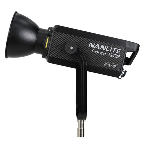 Ein schwarzer Nanlite Forza 720B Bi-Color LED-Scheinwerfer mit Reflektor und Halterung.