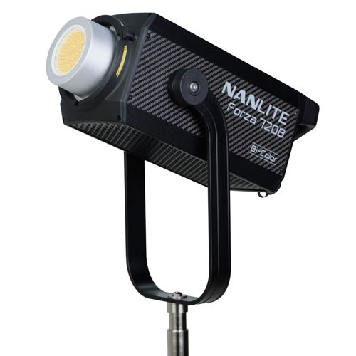 Ein schwarzer Nanlite Forza 720B Bi-Color LED-Scheinwerfer mit silbernem Reflektor.