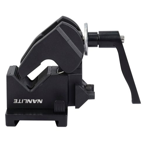 Ein schwarzer Nanlite-Klemmenadapter mit einem verstellbaren Hebel und einer Rändelschraube.
