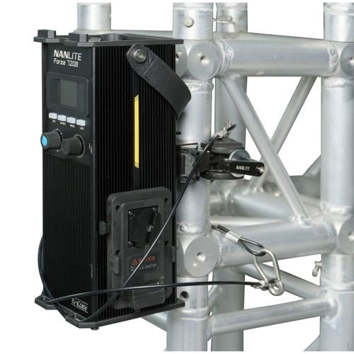 Schwarze Nanlite Forza 120B Lichtsteuerung an silbernem Traversenstruktur mit Sicherheitskabel befestigt.