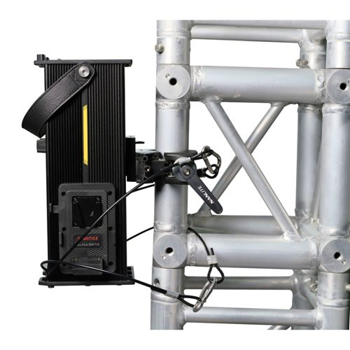 Schwarzes Licht mit Griff an Aluminium-Truss befestigt mit Kabeln.