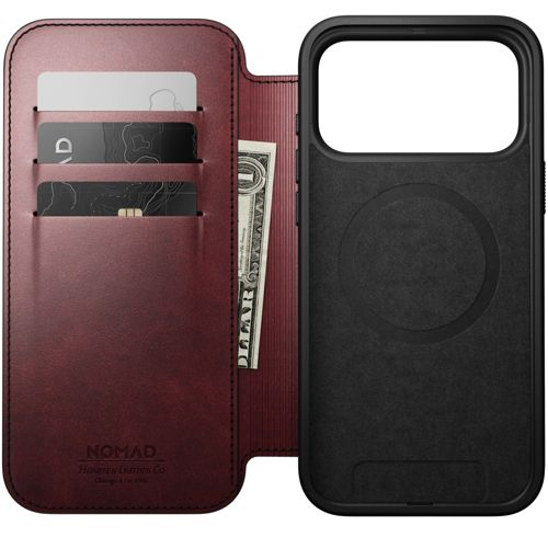 Una custodia a portafoglio in pelle marrone con fessure per carte e una banconota da un dollaro, accanto a una custodia per telefono nera.