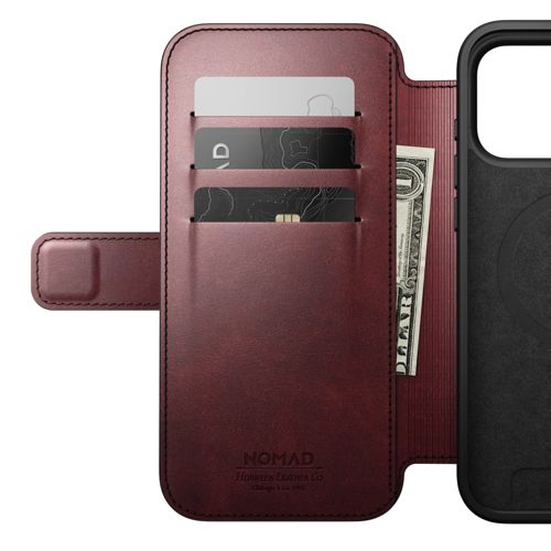 Una custodia in pelle rossa scura per iPhone con fessure per carte e una banconota.