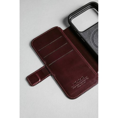 Una custodia per iPhone in pelle rosso scuro con scomparti per carte e cornice nera.