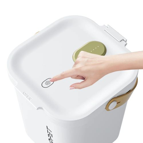 Una mano tocca uno scanner di impronte digitali su un contenitore bianco con un pulsante verde.