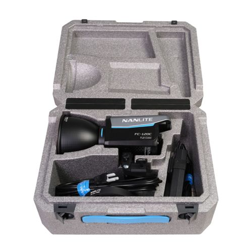 Nanlite FC-120C Lampe in grauer Schaumstoffbox mit Zubehör wie Kabeln.