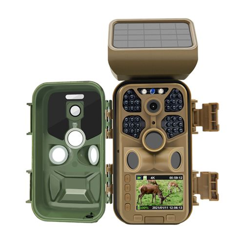 Eine Wildkamera mit Solarpanel und offenem Gehäuse, das eine Linse und LEDs zeigt.