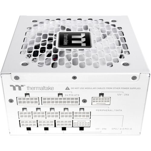 Een witte Thermaltake voeding met meerdere poorten en ventilatierooster.