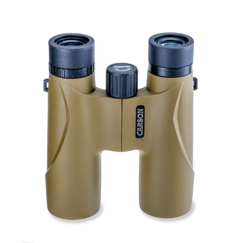 Un binocolo color cuoio marca Carson con tappi e anelli neri su sfondo bianco.