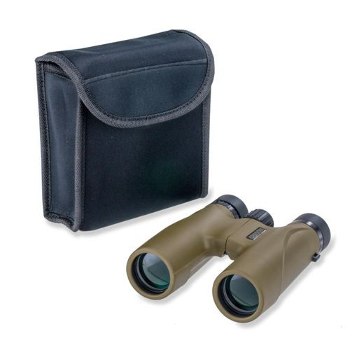 Binocolo verde con custodia nera su sfondo bianco.