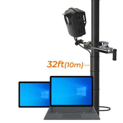Eine Kamera auf einem Mast neben zwei Laptops mit blauen Bildschirmen.