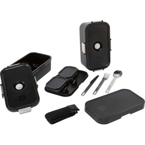 Schwarze Lunchbox mit Behältern, Messer, Gabel und Löffel.