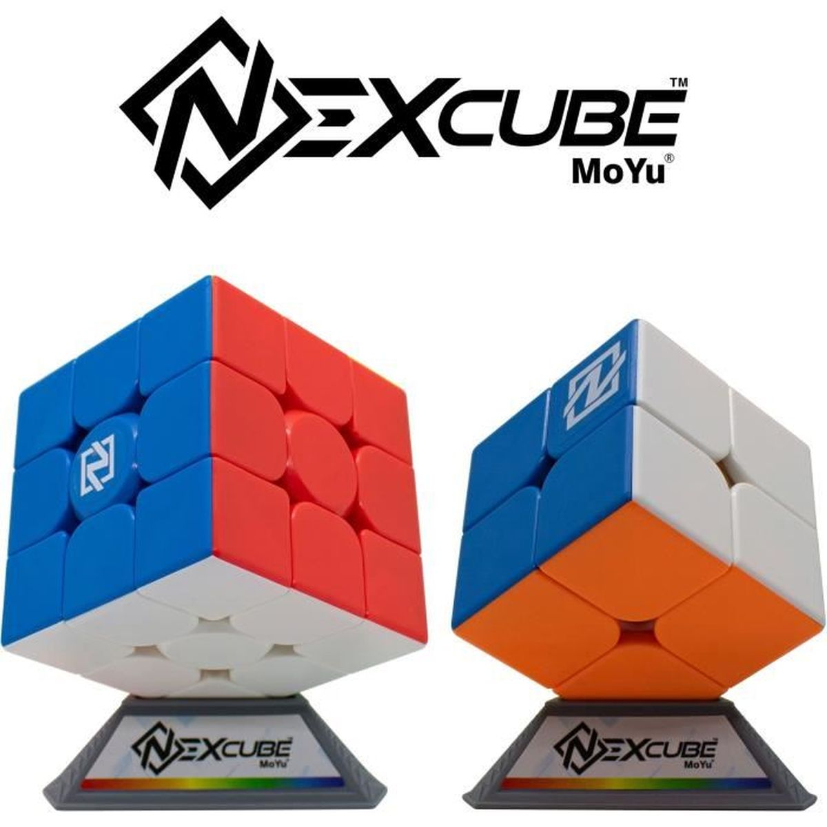 Dos puzzles Nexcube sobre soportes, uno 3x3, uno 2x2. Logo arriba.