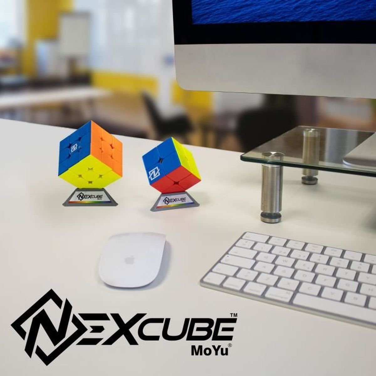 Dos cubos de Rubik coloridos sobre soportes junto a un ratón y teclado.