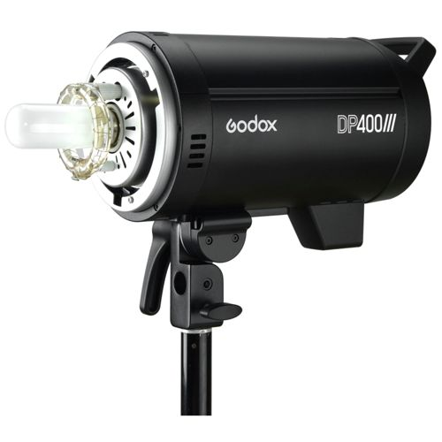 Schwarzer Godox Blitzkopf mit Glühlampe, an einem Stativ montiert.