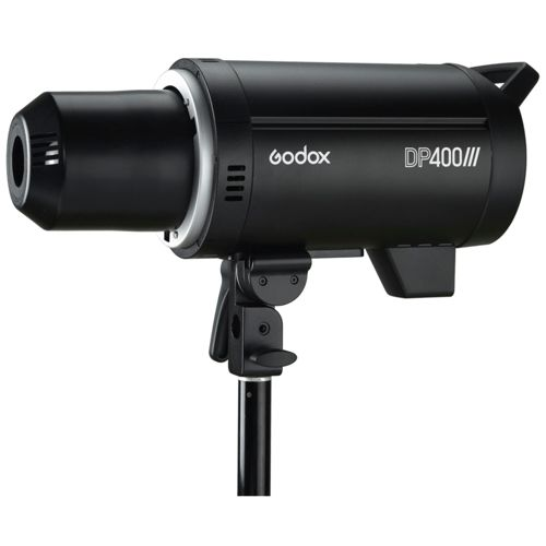 Ein schwarzes Godox DP400II Studioblitzgerät ist auf einem Ständer montiert. Das Licht hat einen Metallring.