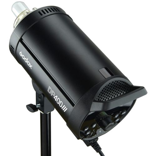 Schwarzer Godox DP400III Studioblitz auf einem Ständer mit Bedienelementen.