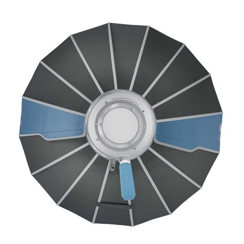 Un parapluie ouvert, gris foncé avec des baleines gris clair et deux panneaux bleus. Une poignée bleu clair est attachée.