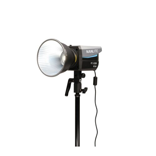 Ein Nanlite LED-Leuchtenspot mit Reflektor auf einem Stativ.