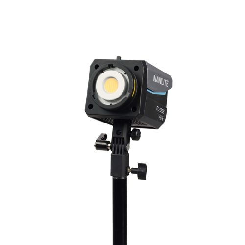 Schwarzes Nanlite FC-300B LED-Licht auf einem Ständer mit weißer Lichtquelle.