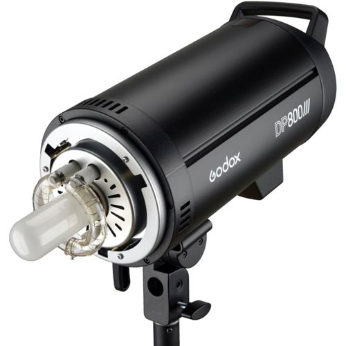 Schwarzer Godox DP800III Studioblitz mit Glühlampe und Halterung auf weißem Hintergrund.