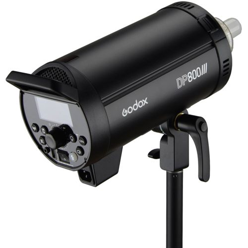 Schwarzer Godox DP800III Blitzkopf auf einem Stativ, mit LCD-Display und Bedienelementen.
