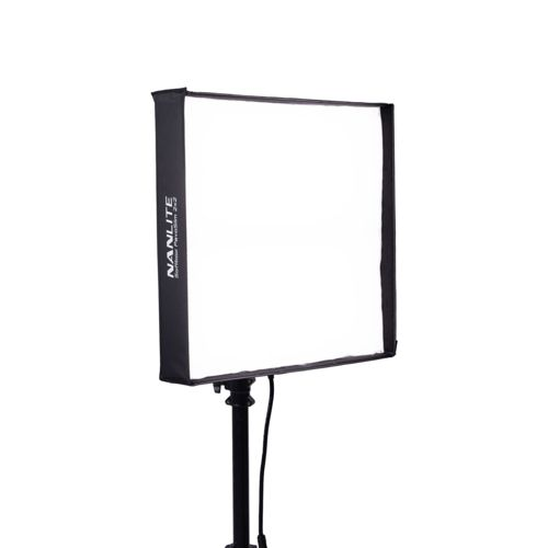 Ein weißer Softbox-Lichtdiffusor mit schwarzem Rahmen und Nanlite-Logo.