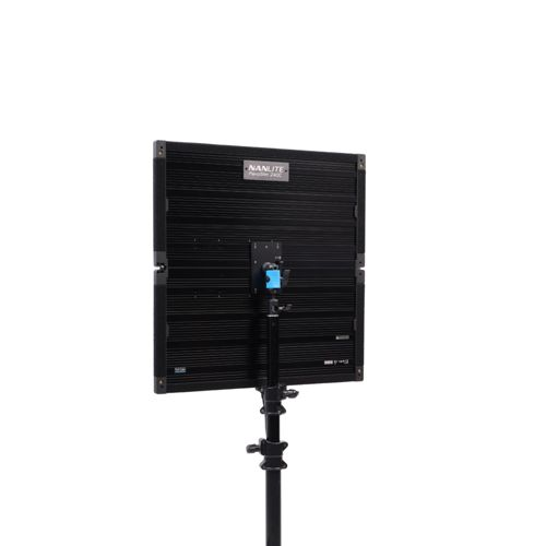 Ein schwarzes Nanlite-Panel-Licht ist auf einem Ständer montiert. Die Rückseite des Panels ist sichtbar.