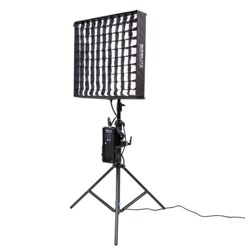 Ein Softbox-Licht auf einem Stativ mit einem Steuergerät.