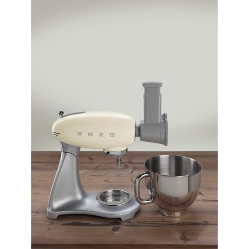 Metal hazne ve kıyma makinesi aparatı olan krem renkli Smeg stand mikser.