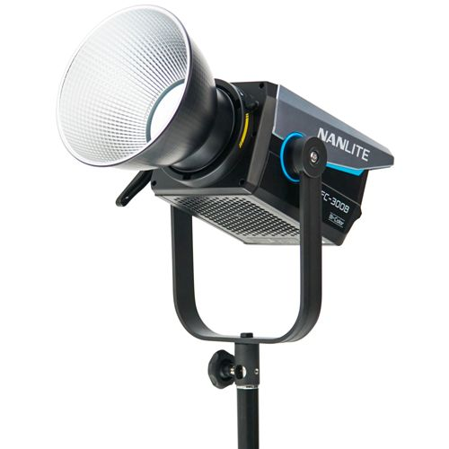 Ein schwarzer Nanlite FC-300B LED-Scheinwerfer mit einem breiten Reflektor.