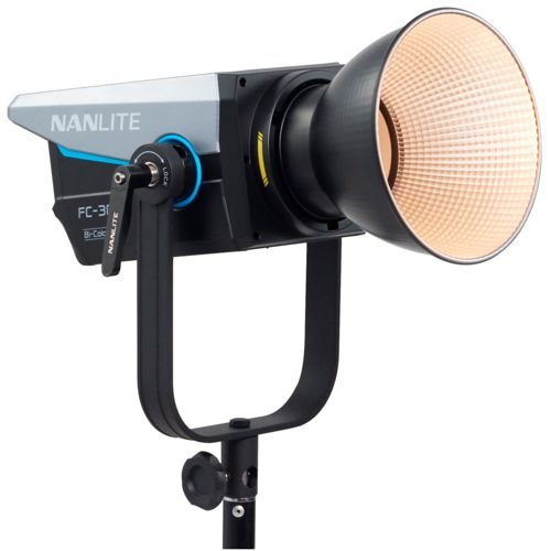 Eine Nanlite FC-30 Bi-Color LED-Leuchte mit schwarzem U-förmigem Joch auf einem Ständer.