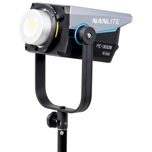Ein silbergrauer Nanlite FC-300B Bi-Color LED-Scheinwerfer auf einem schwarzen Ständer.